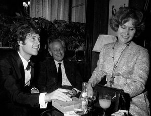 1970년 파리에서 그의 부모인 줄스 다신과 베아트리스 로너와 함께 있는 조 다신