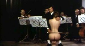 파스쿠알레 페스타 캄파닐레 감독의 영화 일 메를로 마스키오(1971)에 출연한 란도 부잔카와 라우라 안토넬리