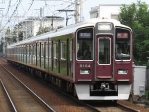 9000계 열차가 운행하는 신카이치행 특급