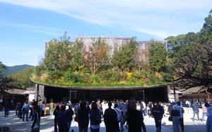 본전 앞에 세워진 후지모토 소가 설계한 임시 건물