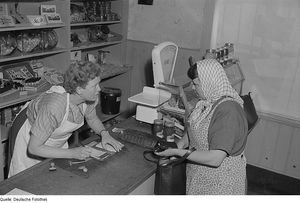 1953년 상점에서 일하는 전형적인 "탄테 에마"