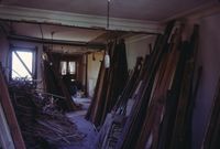 1971년 6월, 시카고 링컨 파크에 있는 빅토리아 시대 건물의 내부 수리 공정. 건물의 요소들이 흩어져 정리되어 있는 것을 확인할 수 있다.