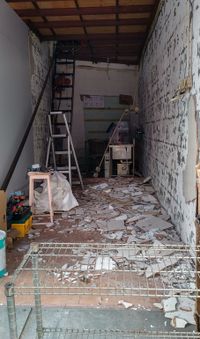 홍콩의 개조 중인 상점. 발생하는 먼지의 종류는 작업 중인 재료에 따라 다르다. 예를 들어 위 사진에서는 먼지가 목재 먼지, 콘크리트 먼지, 금속 먼지 또는 페인트 먼지뿐만이 아닌 것으로 보인다.