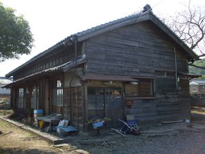 아와시(阿波市)에 있는 미키 다케오(三木武夫)의 생가. 건물은 전후에 재건축된 것이며, 2013년에는 빈집이었다.