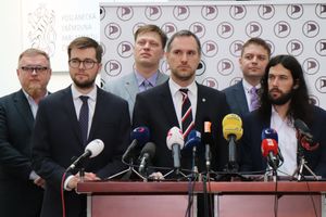 2018년 프라하 시의회 선거 이후 해적당은 연립 정부를 구성했고, 즈데네크 흐리브(중앙)가 프라하 시장으로 선출되었다.