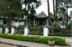 1974년 휘틀럼이 인도네시아 수하르토 대통령과 동티모르의 미래에 대해 논의했던 인도네시아 디엥 고원의 수하르토-휘틀럼 하우스