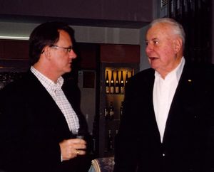 고프 휘틀럼(오른쪽)이 88세의 나이에 당시 오스트레일리아 노동당 당수였던 마크 레이섬과 2004년 9월 멜버른에서 열린 선거 모금 행사에서 함께 있는 모습