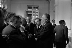 1969년 4월, 포에르(오른쪽)가 상원의장 전임자인 가스통 몽뇌르빌과 대화하는 모습.
