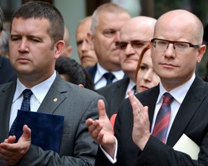 전 당수이자 총리였던 보후슬라프 소보트카(오른쪽)와 다음 전 당수이자 내무장관이었던 얀 하마체크