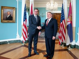 부치치와 마이크 폼페이오가 워싱턴에서 양자 회담에 앞서 기자들에게 발언하는 모습(2020년)