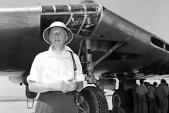 잭 노스롭, XB-35 앞에서(머리 위 창문은 폭격수석)