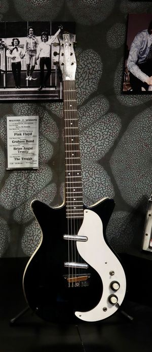 토론토의 핑크 플로이드: 데어 모털 리메인즈 전시회에서 전시된 시드 배럿의 데인일렉트로 59 DC. 2023년 6월 25일.