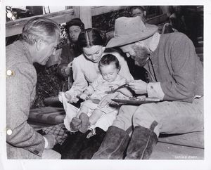 《바람과 함께 사라지다》(1939) 촬영장. 왼쪽부터: 빅터 플레밍 감독, 올리비아 드 헤빌랜드, 루이 장 헤이디트