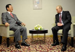 2009년 5월 12일 도쿄에서 블라디미르 푸틴(Vladimir Putin)(오른쪽)과 함께