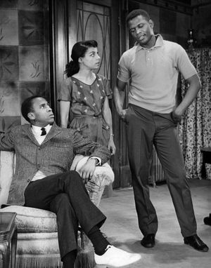 1959년 연극 《태양 속의 건포도》(A Raisin in the Sun)의 한 장면. 고셋 주니어(왼쪽)는 조지 머치슨 역, 루비 디(Ruby Dee)는 루스 영거 역, 시드니 포이티어(Sidney Poitier)는 월터 영거 역을 맡았다.
