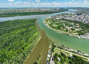 사바 강(오른쪽)이 베오그라드에서 도나우 강과 합류하는 모습. 칼레메그단 요새(오른쪽 위)가 보인다.