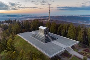 무명용사 기념비가 있는 아발라 산. 멀리 아발라 타워와 베오그라드 도시가 보인다.