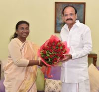 2017년 뉴델리에서 부통령 M. 벤카이아 나이두를 예방한 무르무