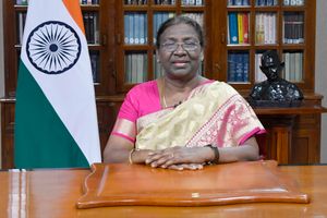 2022년 8월, 75주년 독립기념일을 앞두고 연설하는 무르무 대통령