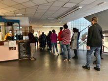 카살레키오디레노의 투표소 앞 대기 행렬