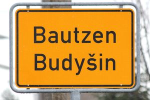 바우첸(Bautzen)의 경계 표지판(독일어와 상소르브어). 작센 동부의 많은 지명은 소르브어에서 유래되었다.