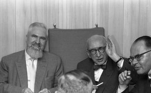 전직 바이에른 인민당 의장이자 미 군정기 바이에른 주총리였던 프리츠 셰퍼(오른쪽에서 두 번째)는 아데나워 내각에서 재무·법무장관을 지냈다.