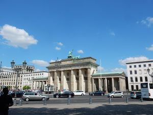 2016년 브란덴부르크 문 근처에 있던 장벽 옛터를 지나는 교통