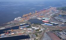 갠트리 크레인이 늘어선 브레머하펜 컨테이너 터미널