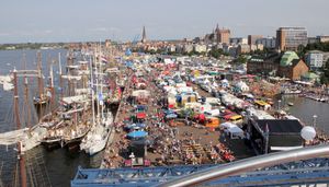 로스톡(Rostock)은 동독의 주요 해외 항구였으며, 오늘날 가장 중요한 발트해 항구 중 하나이다. 사진은 세계 최대 규모의 해양 행사 중 하나인 한자 세일(Hanse Sail)이다.