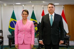 2022년 6월 20일, 브라질리아에서 브라질 대통령 자이르 보우소나루와 함께 있는 노바크