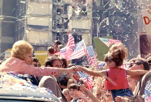 1972년 10월 애틀랜타 유세 중 리무진에서 내려 어린 소녀에게 손을 내미는 패트 닉슨