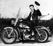 하레이-데이비드슨(Harley-Davidson)을 타는 엘비스(1956년)