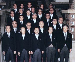 1973년 11월 25일 제2차 다나카 가쿠에이 내각 개편 후 내각 구성원들과 함께