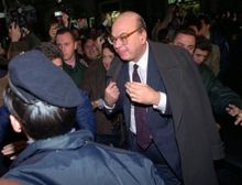 시위대가 증오의 표시로 크락시에게 동전을 던지는 모습