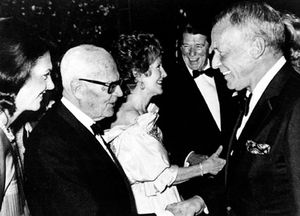 백악관에서 열린 환영 만찬회. 악수하는 사람은 프랭크 시나트라, 후열은 로널드 레이건 미국 대통령 부부