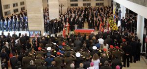 2013년 3월 8일 차베스의 장례식에서 조문하는 사람들