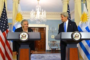 2014년 미국 국무장관 존 케리와 함께 있는 무히카