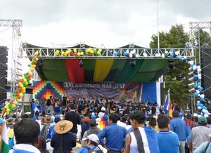 코차밤바의 사카바에서 IPSP 창당 16주년을 기념하는 MAS-IPSP 지지자들.