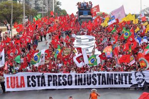 2018년 선거에서 PT 지지자들. 앞면의 배너에는 "룰라는 부당하게 체포되었다"라고 쓰여 있다.