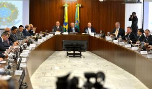 미셰우 테메르 부통령이 2016년 5월 13일 플라나우토 궁전에서 권한대행 대통령으로서 첫 각료회의를 주재하는 모습