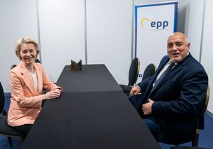 2024년 3월 6일 부쿠레슈티에서 열린 EPP 당대회에서 우르줄라 폰데어라이엔(Ursula von der Leyen) 유럽연합 집행위원장과 함께한 보리소프