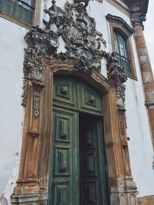 오우루 프레투에 있는 산 프란시스쿠 드 아시스 교회의 문. 알레이자딩뇨의 작품으로 브라질 바로크 양식이다.