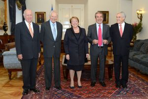 2014년, 피녜라와 칠레 전 대통령들인 바첼렛 대통령 및 다른 전 대통령들