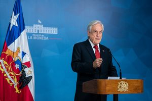 2019년 10월 정치적 위기 동안 비상사태를 선포하는 피녜라 대통령