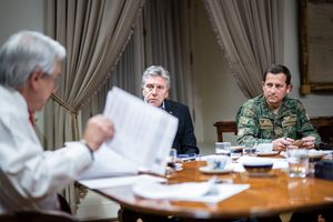 세바스티안 피녜라 대통령, 알베르토 에스피나 장관, 수도권 국방청장 하비에르 이투리가가 델 캄포와 함께