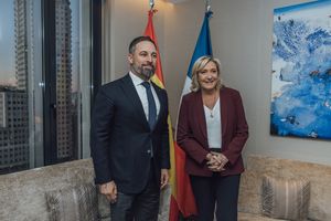 2022년 1월 28일, 스페인 정치인 산티아고 아바스칼과 함께한 르펜