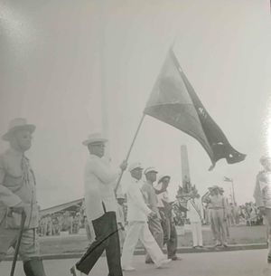 1963년, 루네타에서 필리핀 국기를 들고 있는 아기날도