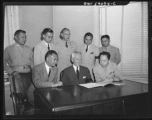 오스메냐 대통령(앉아 있는 사람, 가운데)과 그의 내각 구성원들, 1944년경