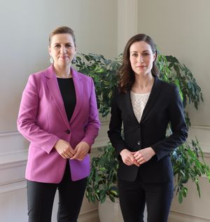 2022년 5월 4일 코펜하겐에서 산나 마린 핀란드 총리와 함께 있는 프레데리크센