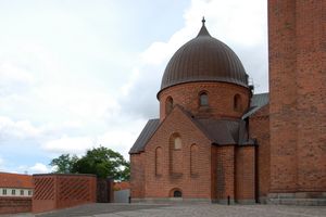 크리스티안 9세 예배당(오른쪽)과 프레데리크 9세 묘소(왼쪽).